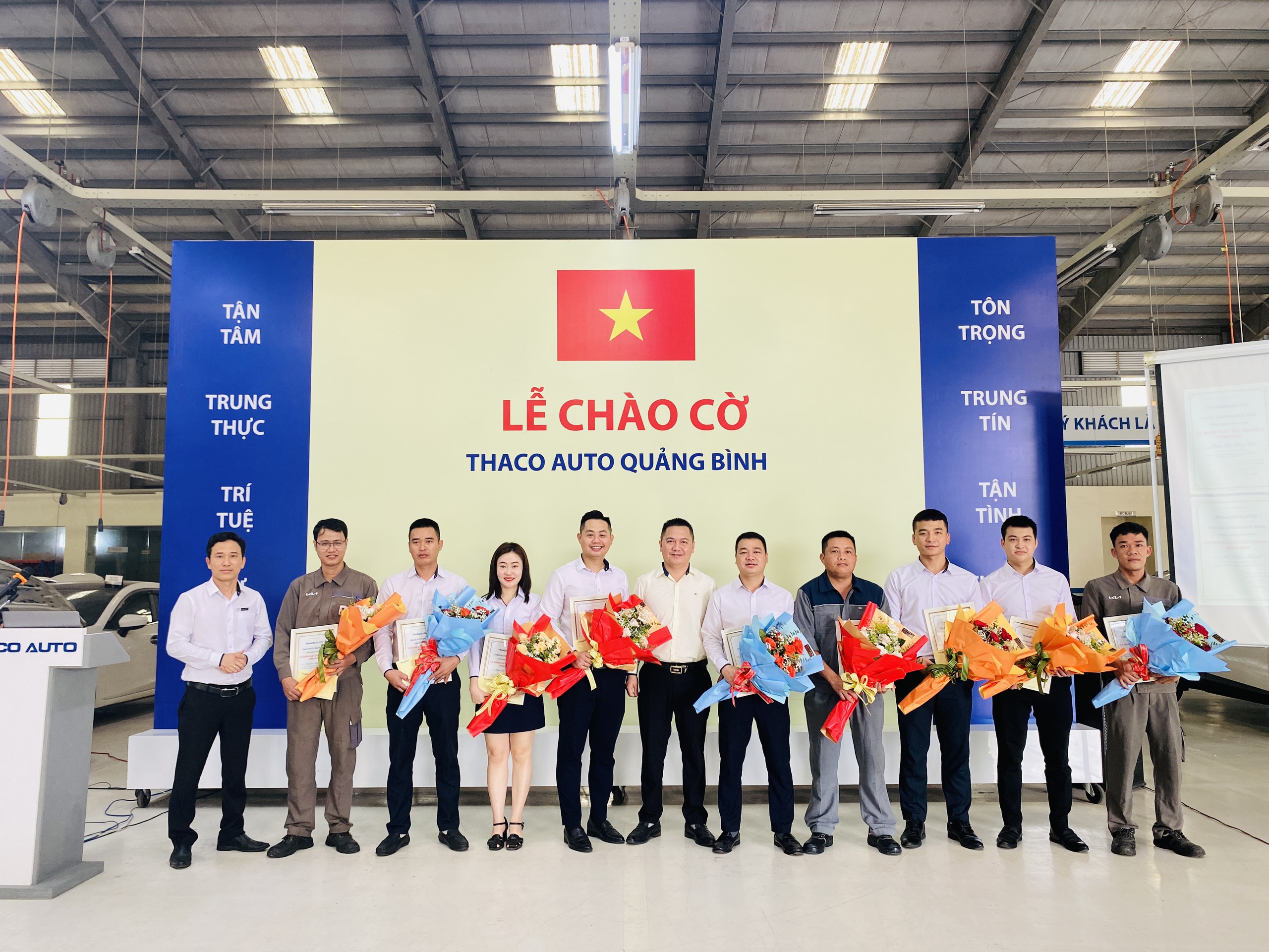 THACO AUTO Quảng Bình tổ chức Lễ chào cờ định kỳ tháng 5