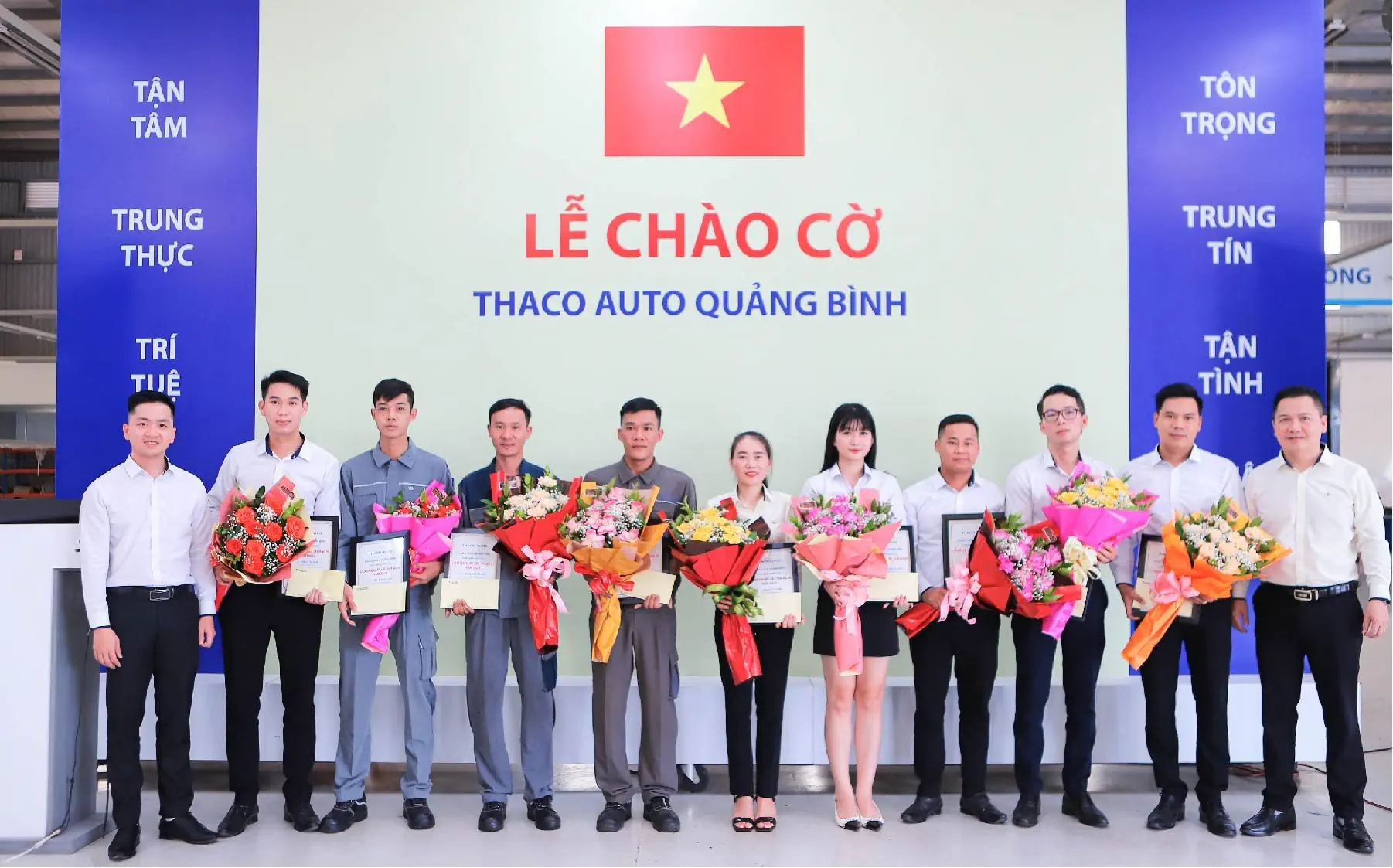 Lễ chào cờ tháng 9: THACO AUTO Quảng Bình đẩy mạnh phục vụ khách hàng sau nghị định giảm 50% lệ phí trước bạ