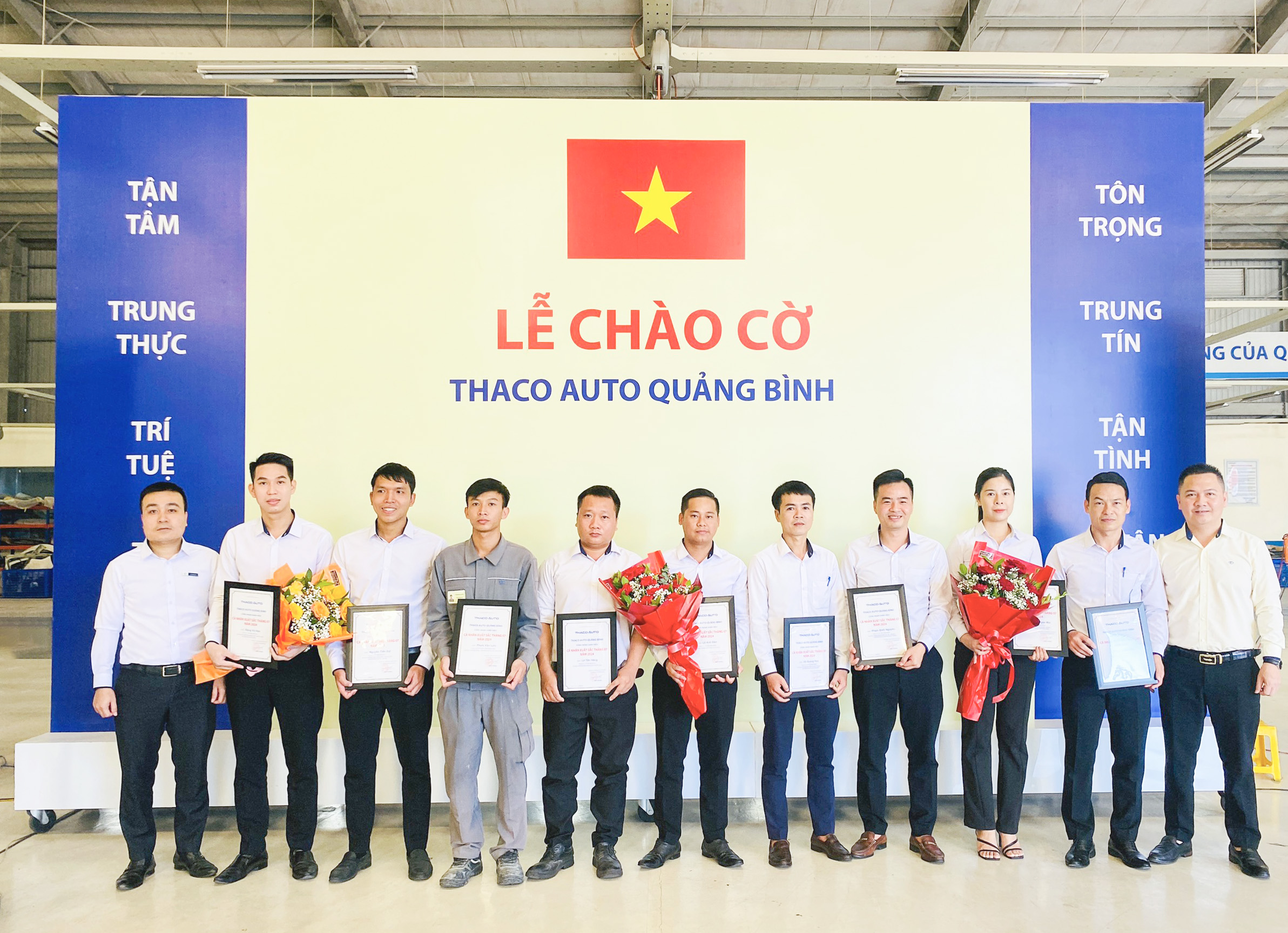 THACO AUTO Quảng Bình tổ chức Lễ chào cờ định kỳ tháng 8